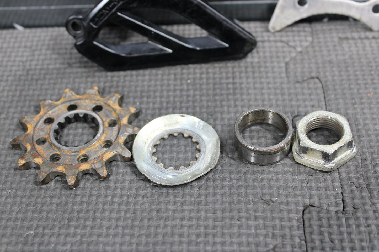 2015 KAWASAKI KX450F OEM MOTOR ENGINE FRONT SPROCKET COVER - hggarage