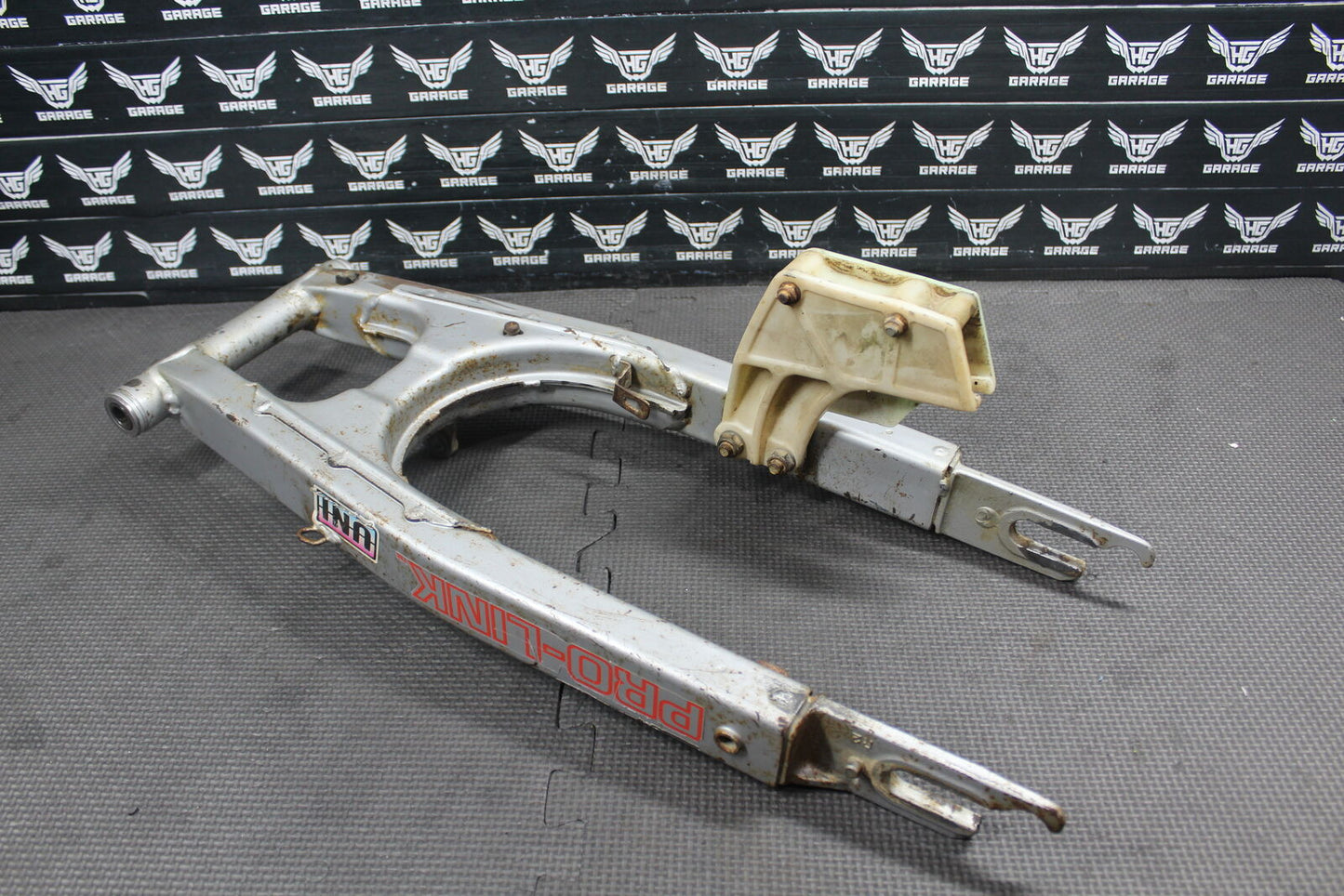 1990 HONDA XR200R OEM SWINGARM SWING ARM SUSPENSION 52100-KT0-830