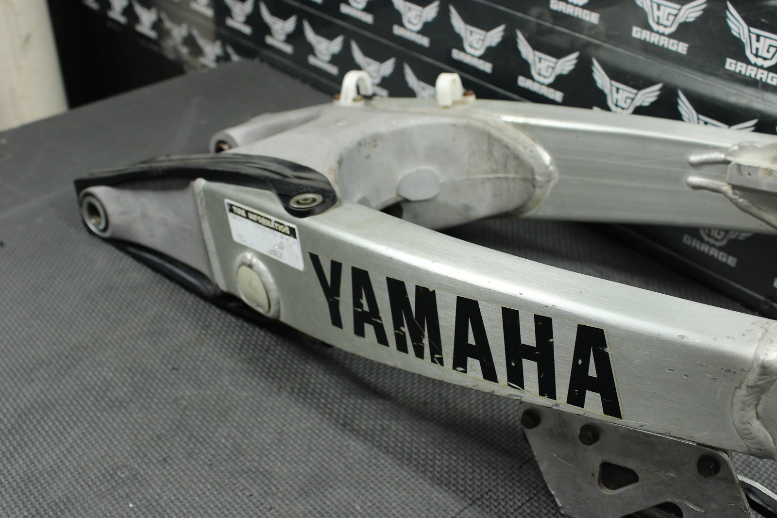2004 Yamaha YZ450F OEM Swingarm Swing Arm Suspension 5UN - 22110 - 00 - 00 Mint! - hggarage