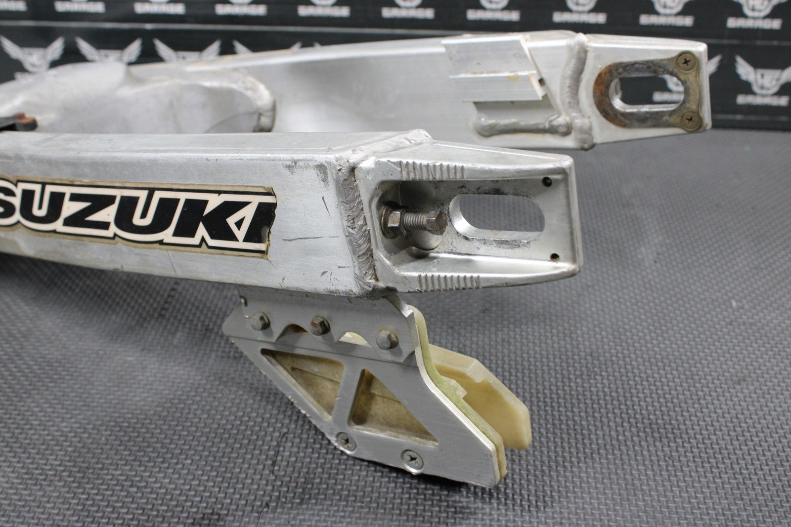 1996 SUZUKI RM250 OEM MODEL T SWINGARM SWING ARM SUSPENSION 61000 - 36E00 - hggarage