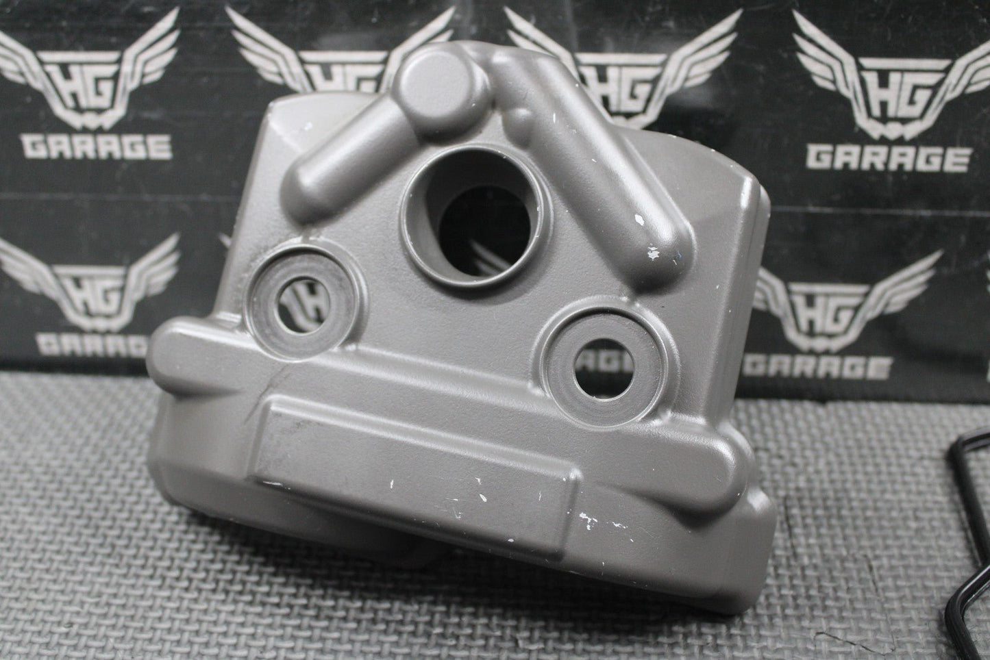 2019 SUZUKI 17 - 25 RMZ250 OEM CYLINDER HEAD VALVE COVER W BOLTS 11171 - 49H01 - hggarage