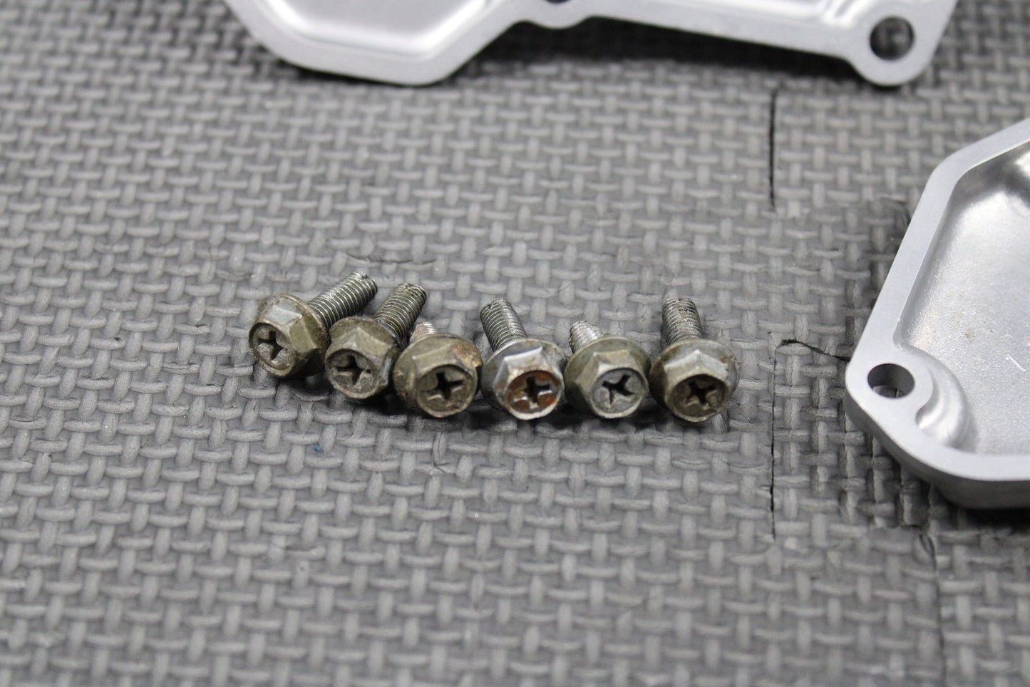 1999 SUZUKI 98 - 99 RM250 OEM POWER VALVE CYLINDER SIDE COVER COVERS & BOLTS - hggarage