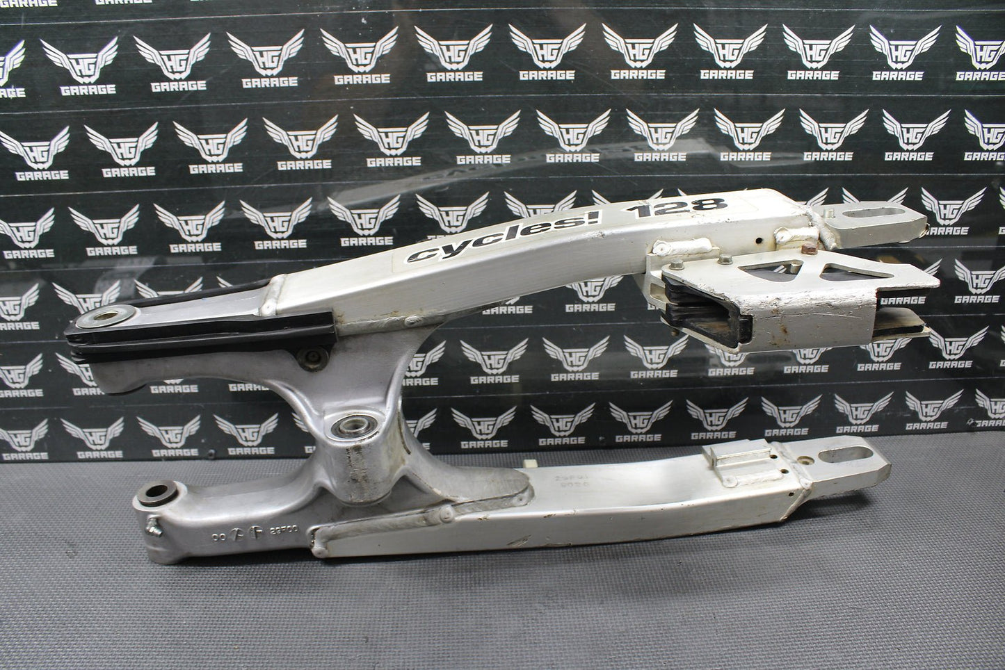 2000 SUZUKI 00 - 07 DRZ400 DRZ400E OEM SWINGARM SWING ARM SUSPENSION 61000 - 29F00 - hggarage