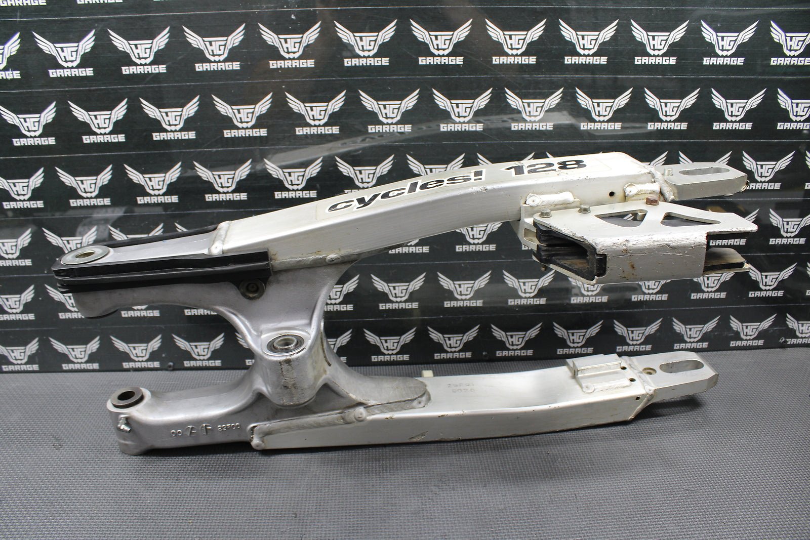 2000 SUZUKI 00 - 07 DRZ400 DRZ400E OEM SWINGARM SWING ARM SUSPENSION 61000 - 29F00 - hggarage