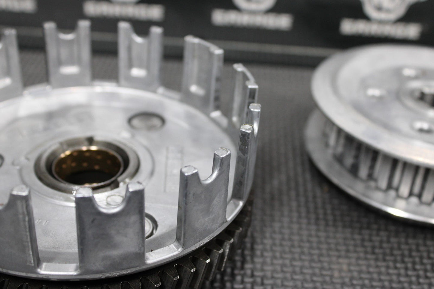 2005 SUZUKI DR200SE OEM COMPLETE CLUTCH W PLATES BASKET HUB 21200 - 42A50 NICE! - hggarage