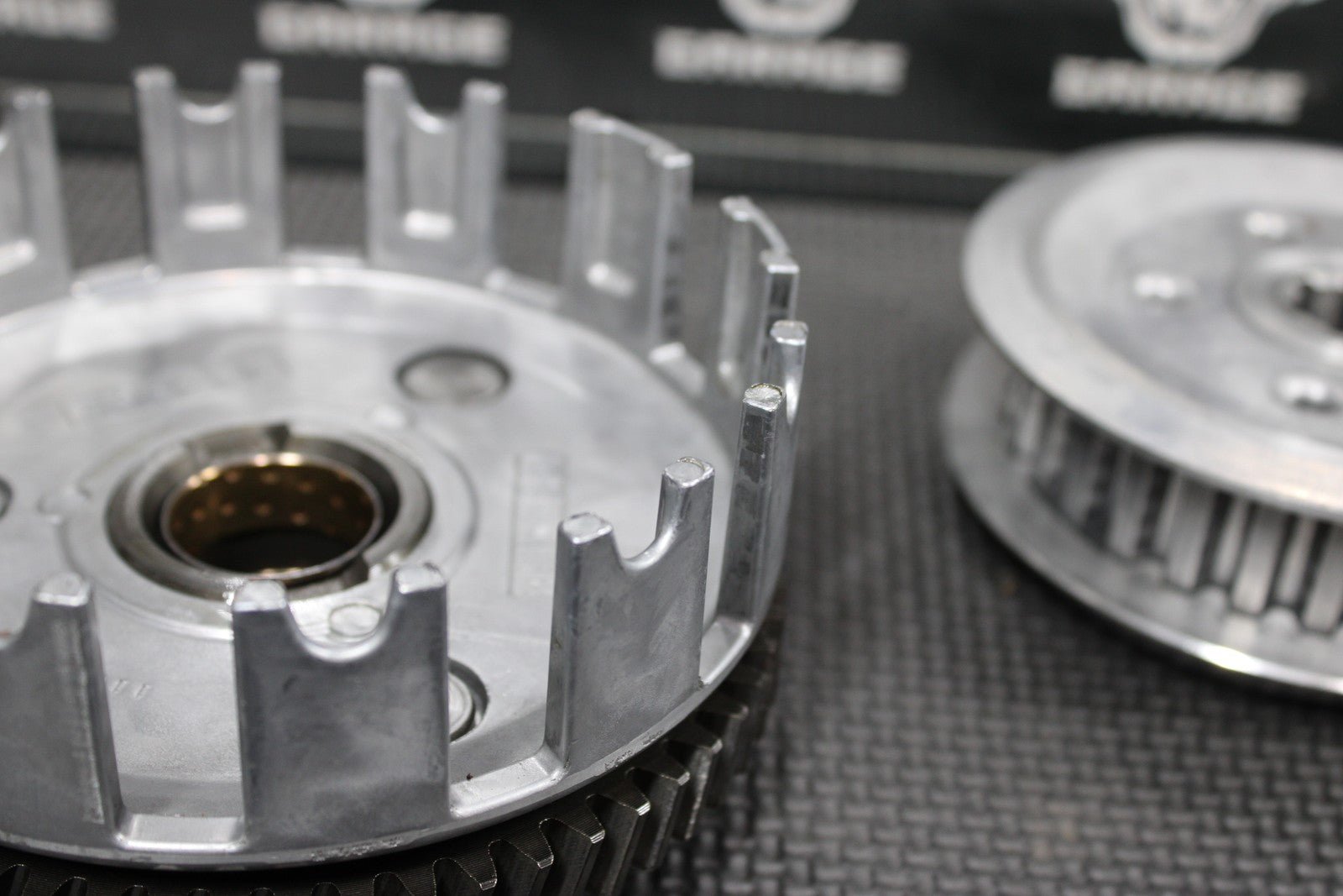 2005 SUZUKI DR200SE OEM COMPLETE CLUTCH W PLATES BASKET HUB 21200 - 42A50 NICE! - hggarage