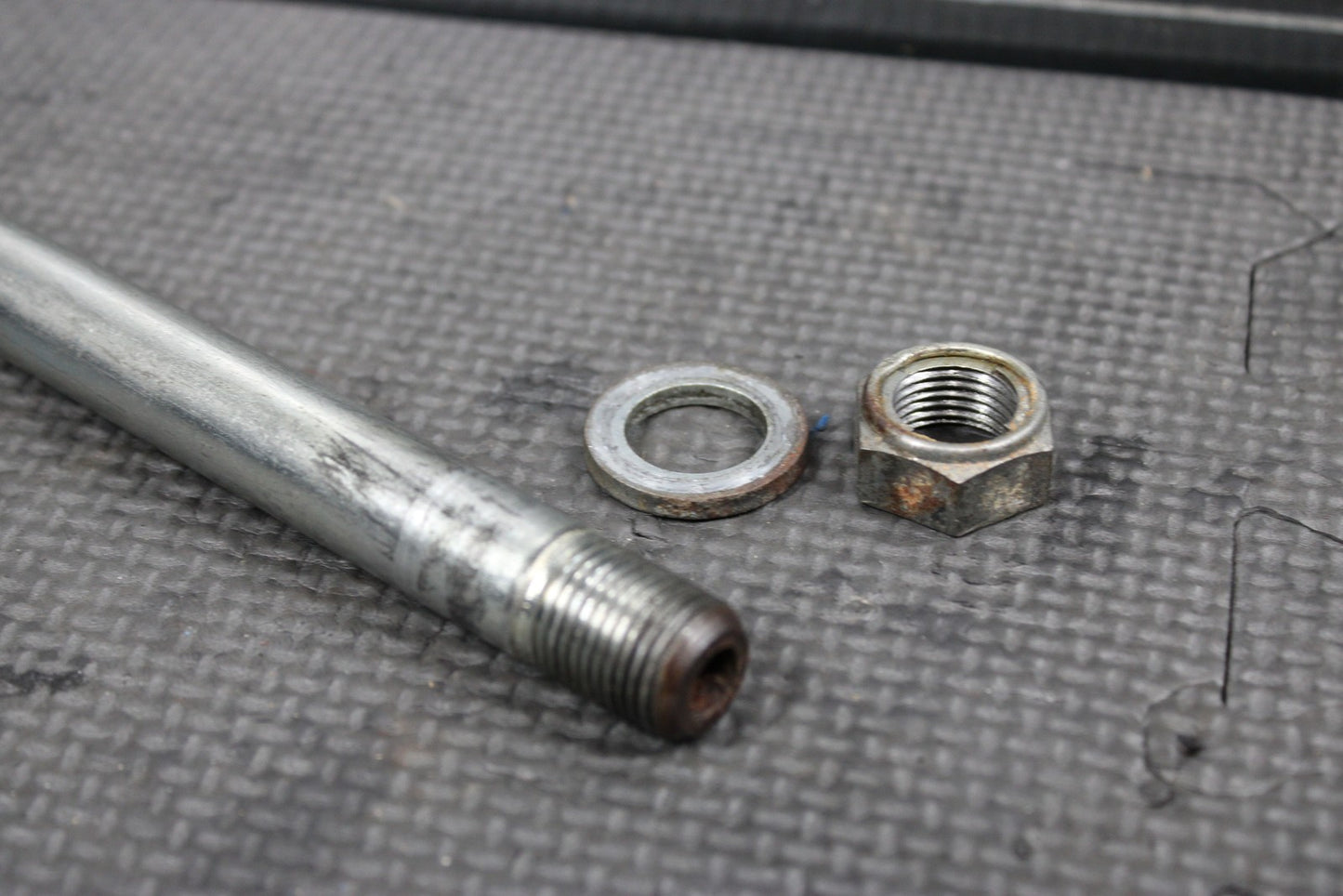 1991 YAMAHA 87 - 06 BANSHEE 350 OEM REAR SWINGARM BACK SUSPENSION PIVOT BOLT - hggarage