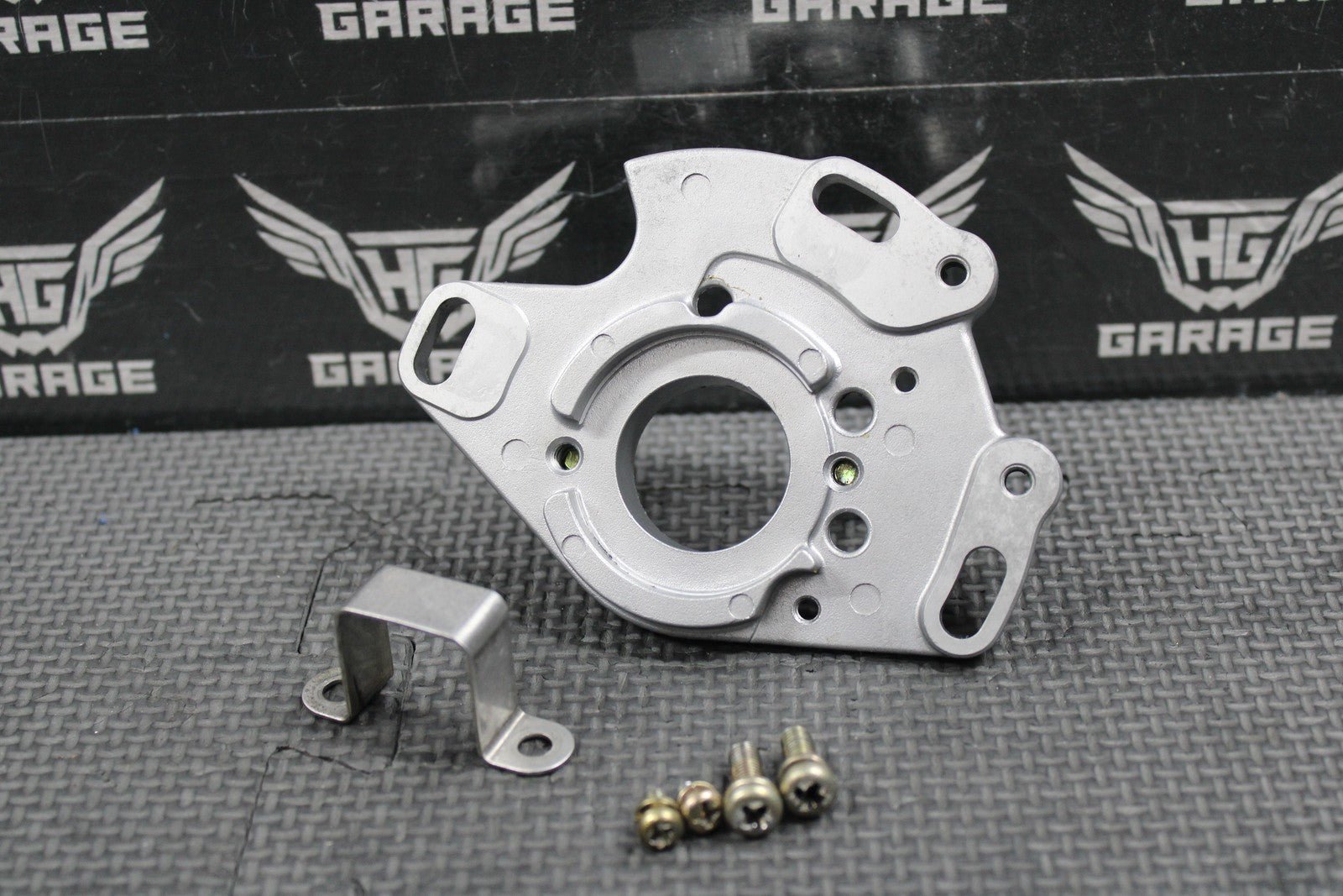 1999 SUZUKI RM250 OEM STATOR MAGNETO MOUNTING BRACKET PLATE BOLTS 32101 - 37E30 - hggarage