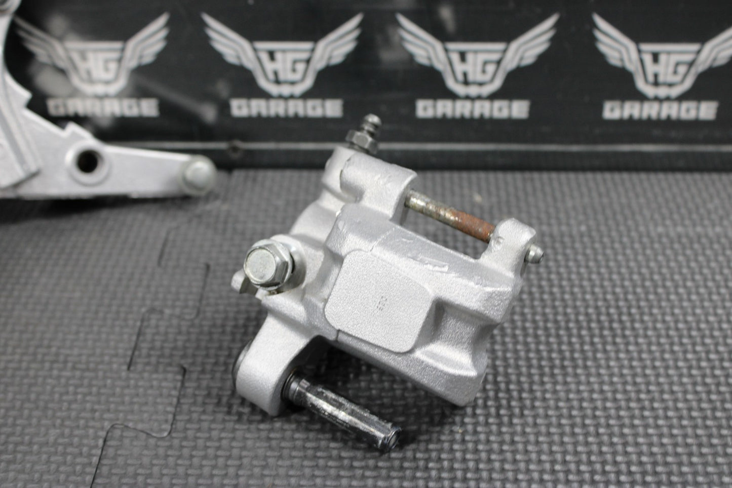 2014 KAWASAKI KX250F 04 - 18 OEM NISSIN REAR BACK BRAKE CALIPER HANGER 43080 - 0230 - hggarage
