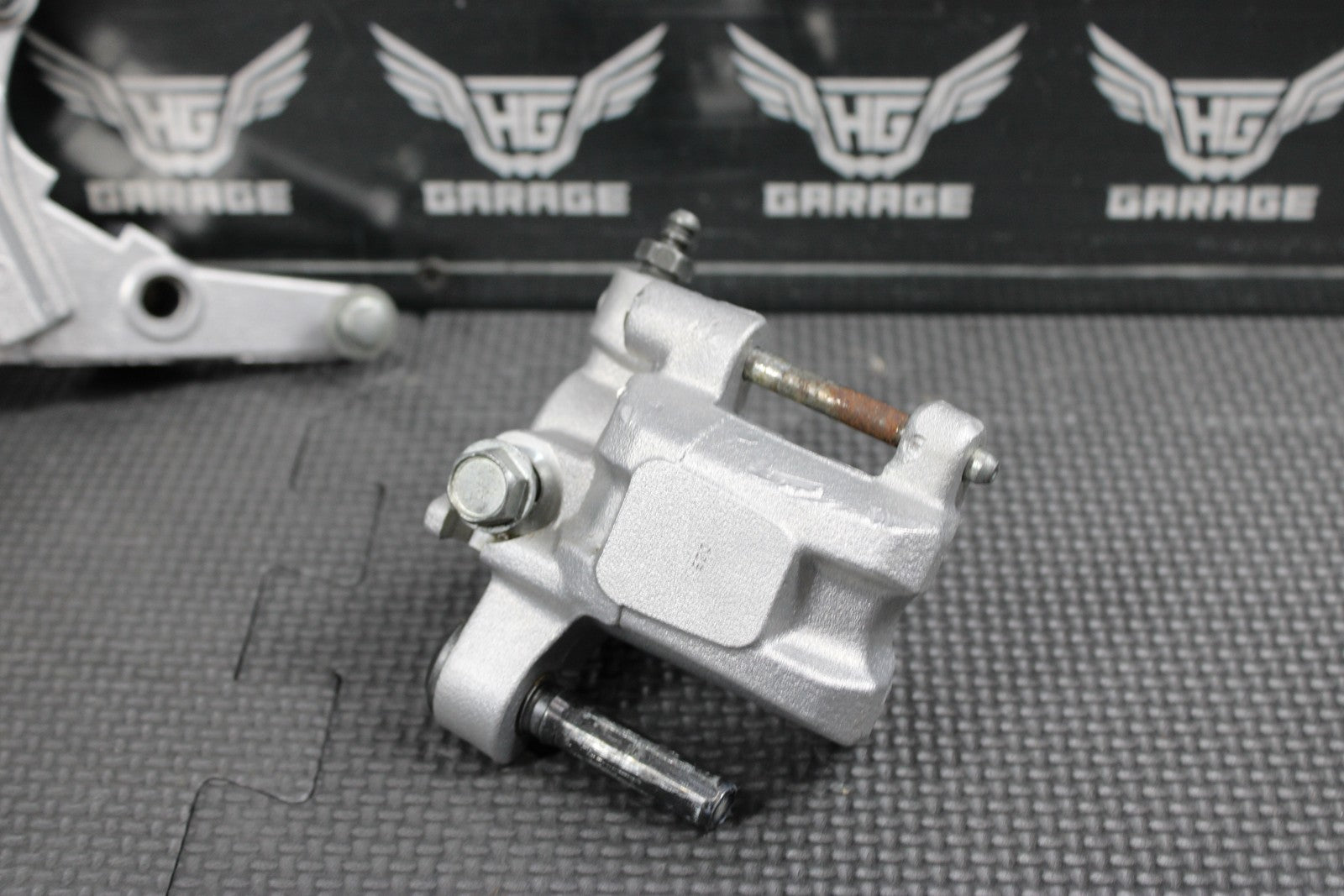 2014 KAWASAKI KX250F 04 - 18 OEM NISSIN REAR BACK BRAKE CALIPER HANGER 43080 - 0230 - hggarage