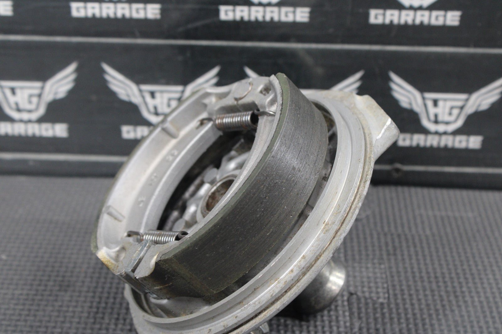 1987 YAMAHA TW200 OEM REAR BACK BRAKE DRUM ASSEMBLY GOOD! - hggarage