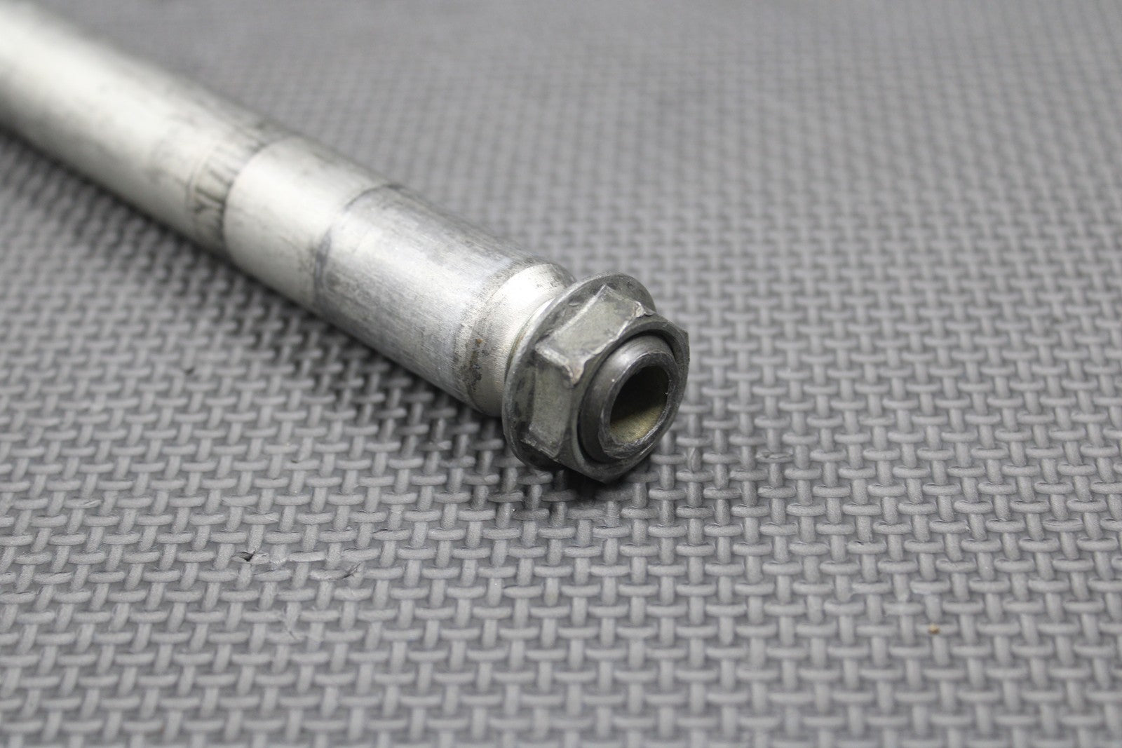 2020 YAMAHA YZ250F OEM FRONT WHEEL RIM AXLE PIVOT BOLT SHAFT 1SL - 25181 - 00 - 00 - hggarage