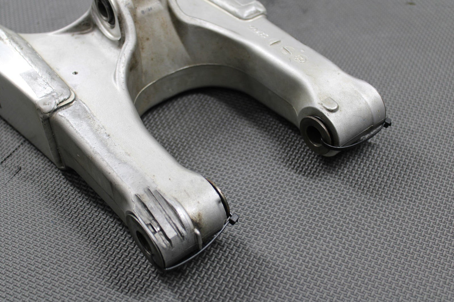 2003 KAWASAKI KLX400SR OEM SWINGARM SWING ARM SUSPENSION 33001 - S008 - hggarage