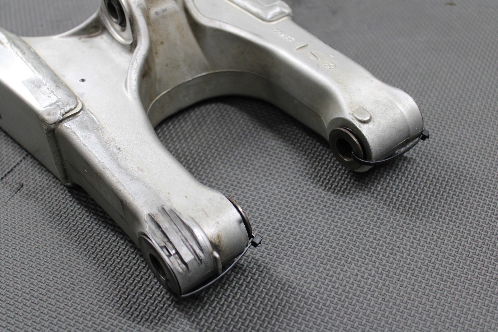 2003 KAWASAKI KLX400SR OEM SWINGARM SWING ARM SUSPENSION 33001 - S008 - hggarage
