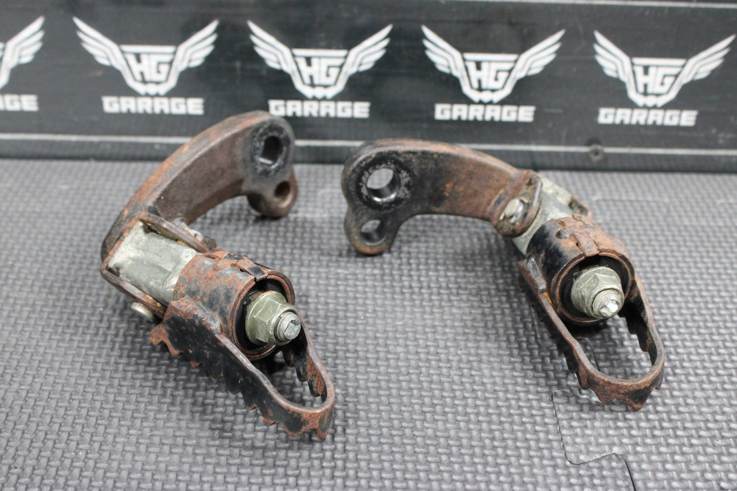 2005 SUZUKI DR200SE OEM FOOT PEGS PEDALS STAND FOOTPEG FOOTREST 43510 - 44A03 - 019 - hggarage