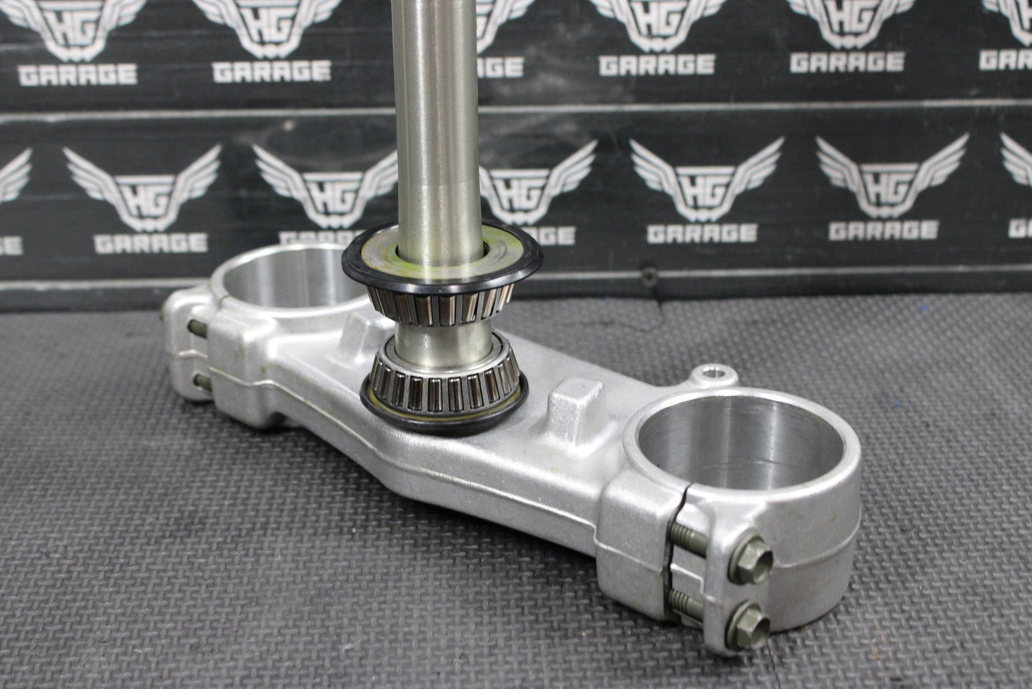 2005 YAMAHA YZ450F OEM FRONT FORKS CLAMP LOWER TRIPLE TREE STEM 5XD - 23340 - M0 - 00 - hggarage
