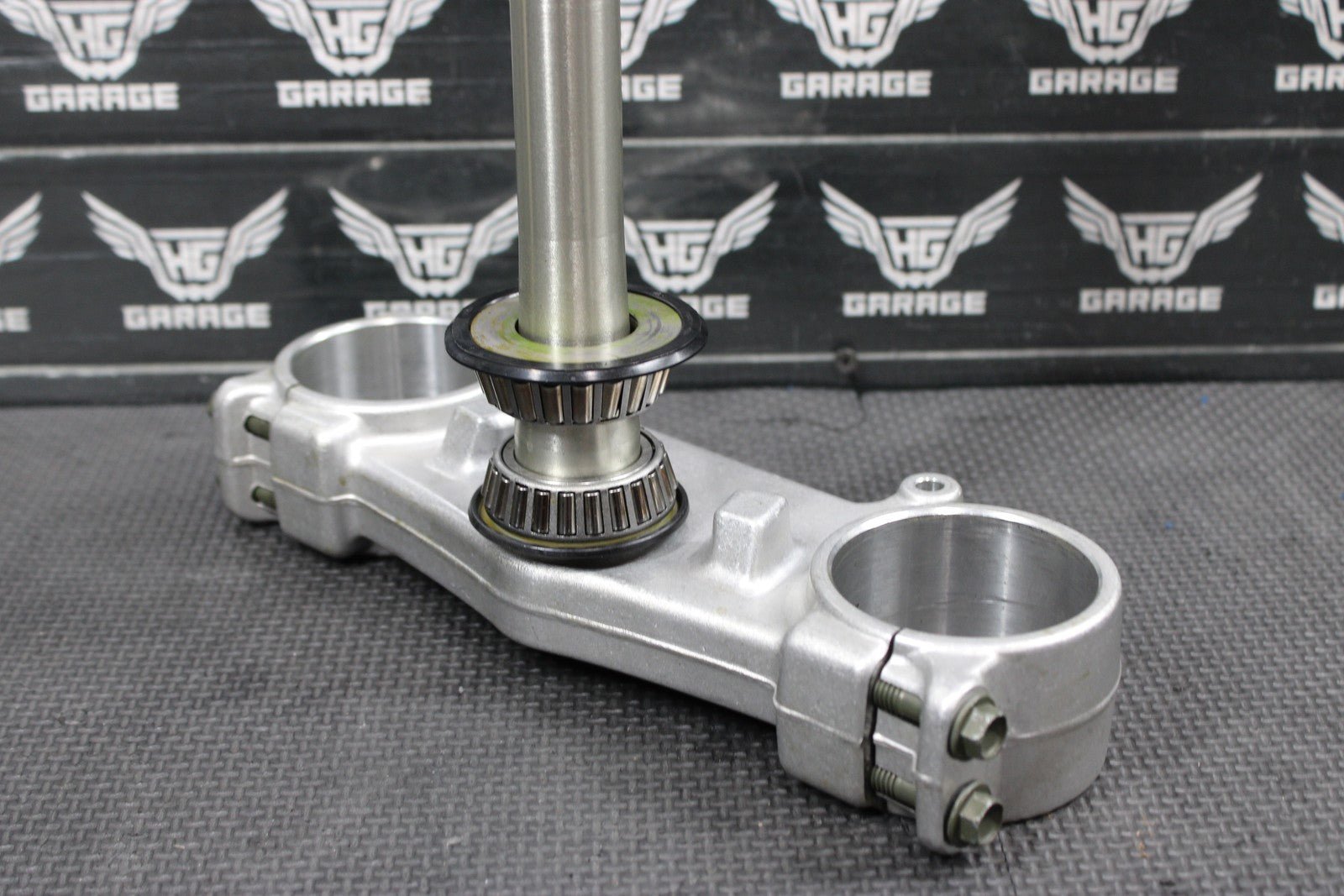 2005 YAMAHA YZ450F OEM FRONT FORKS CLAMP LOWER TRIPLE TREE STEM 5XD - 23340 - M0 - 00 - hggarage