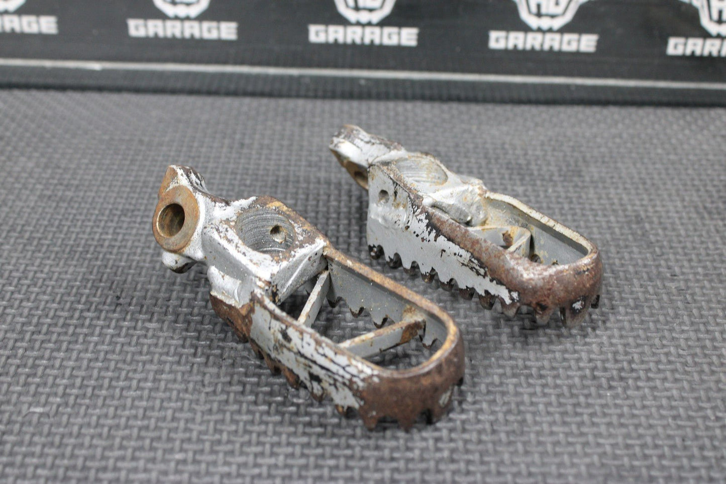 1996 KAWASAKI KX125 OEM FOOT PEGS PEDALS FRAME STAND PEDAL FOOTREST 34028 - 1332 - C - hggarage