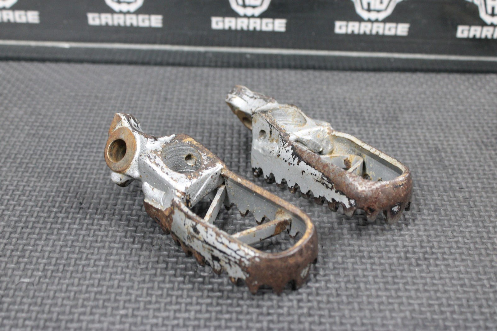 1996 KAWASAKI KX125 OEM FOOT PEGS PEDALS FRAME STAND PEDAL FOOTREST 34028 - 1332 - C - hggarage
