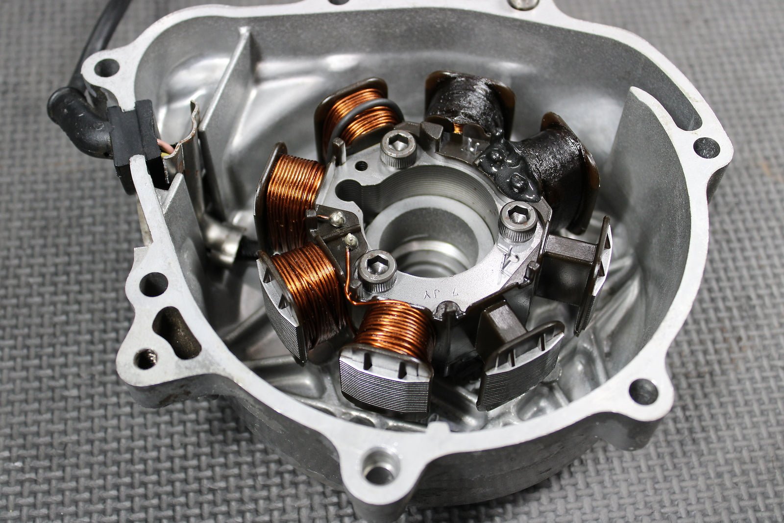1986 HONDA XR250R OEM DENSO STATOR MAGNETO ROTOR FLYWHEEL 31100 - KT1 - 004 - hggarage