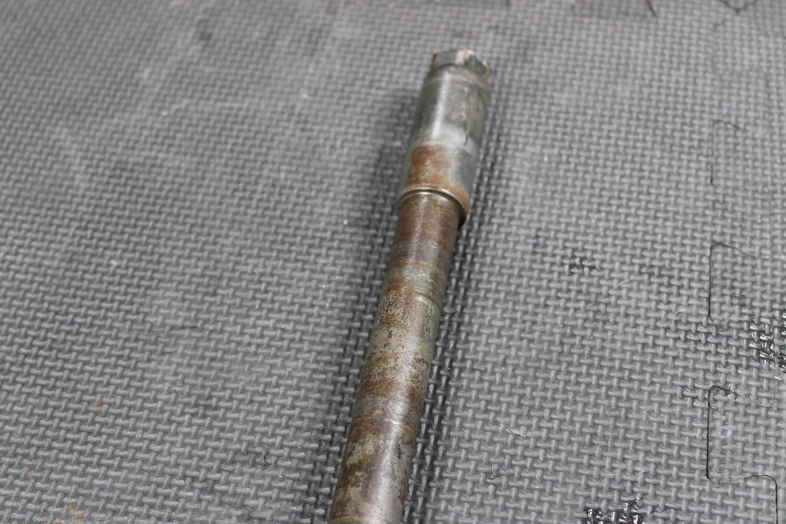 1999 YAMAHA YZ125 OEM FRONT WHEEL RIM AXLE PIVOT BOLT 5BE - 25181 - 00 - 00 - hggarage