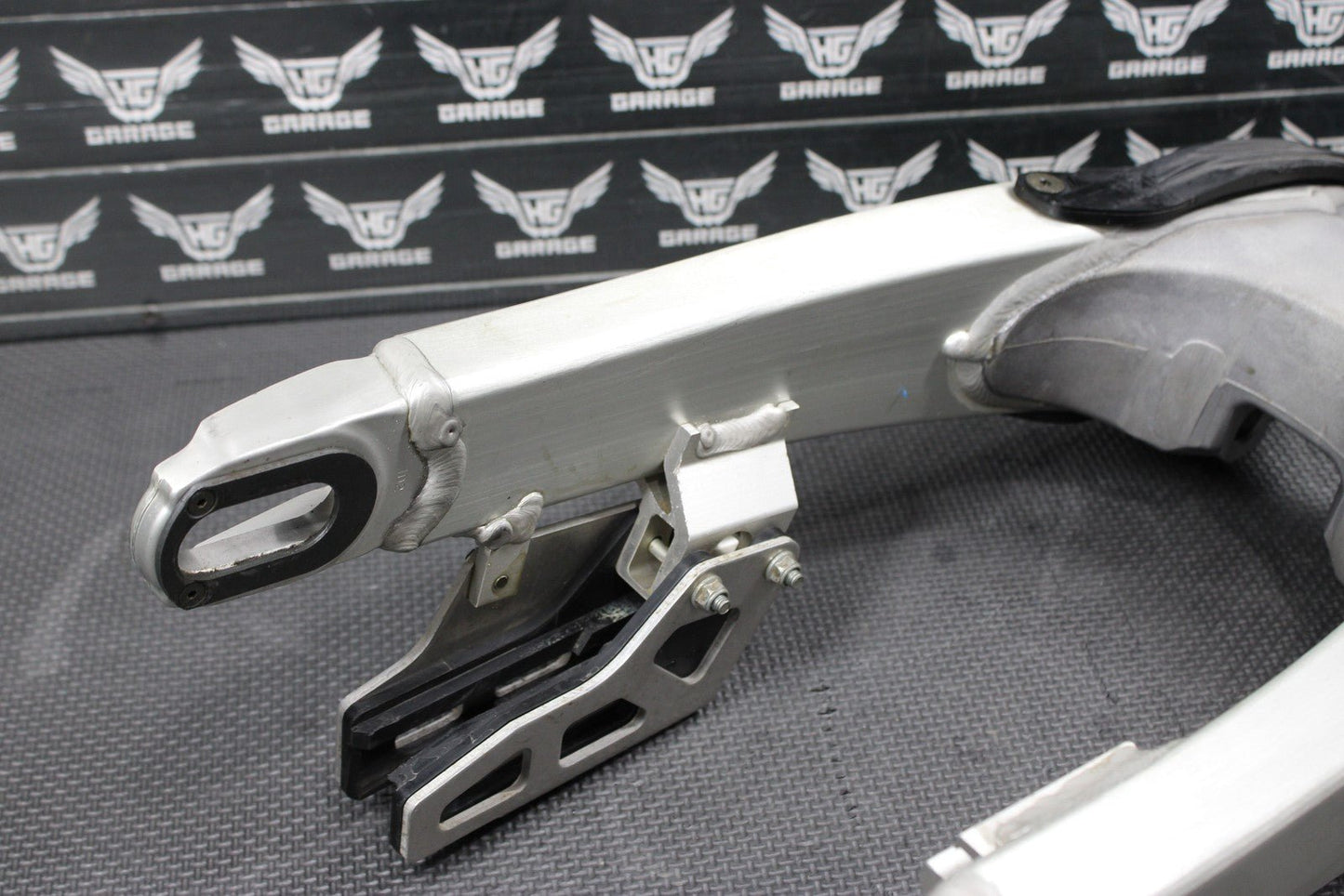 2005 YAMAHA YZ450F OEM SWINGARM SWING ARM SUSPENSION 1C3 - 22110 - 00 - 00 MINT! - hggarage