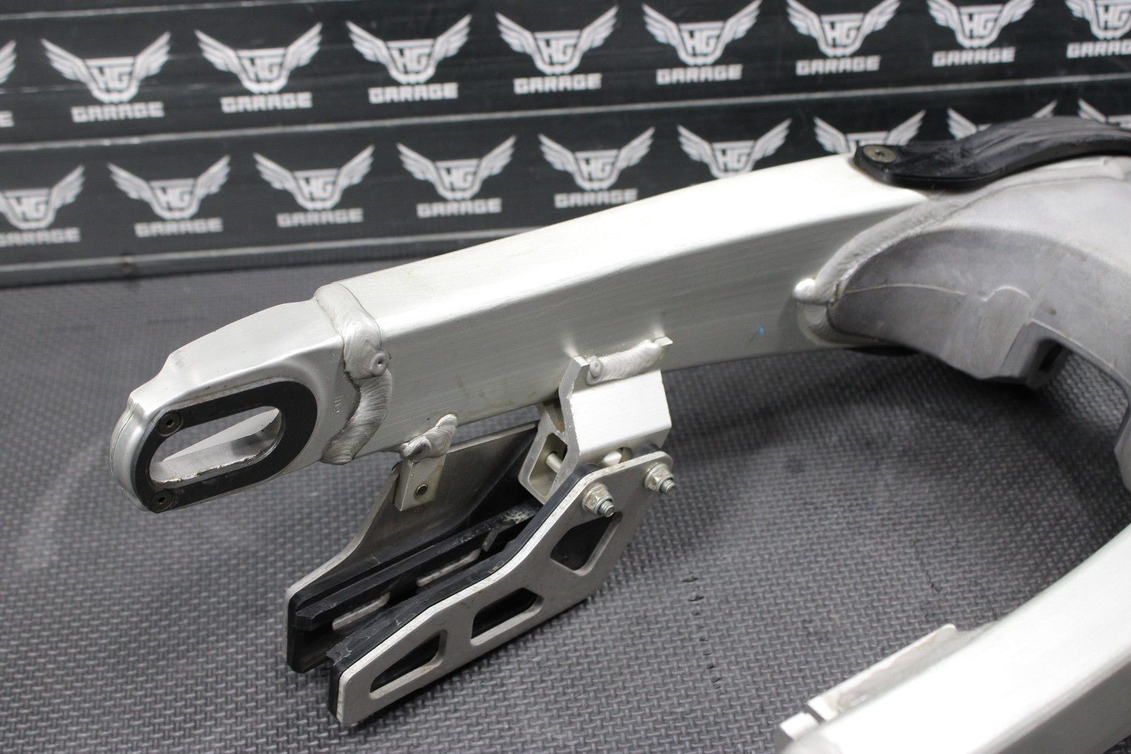 2005 YAMAHA YZ450F OEM SWINGARM SWING ARM SUSPENSION 1C3 - 22110 - 00 - 00 MINT! - hggarage
