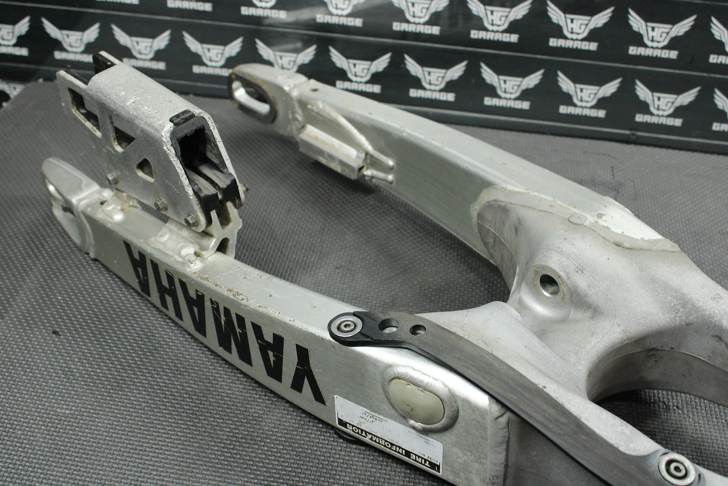 2004 Yamaha YZ450F OEM Swingarm Swing Arm Suspension 5UN - 22110 - 00 - 00 Mint! - hggarage