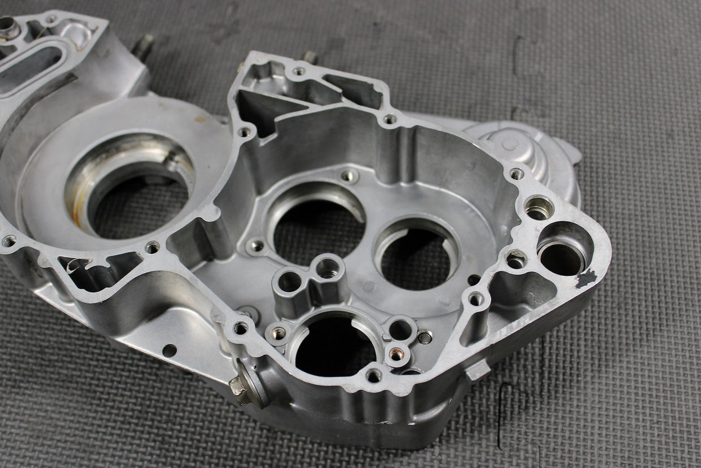 2000 YAMAHA YZ250 OEM RIGHT ENGINE MOTOR CRANKCASE CRANK CASE BLOCK - hggarage