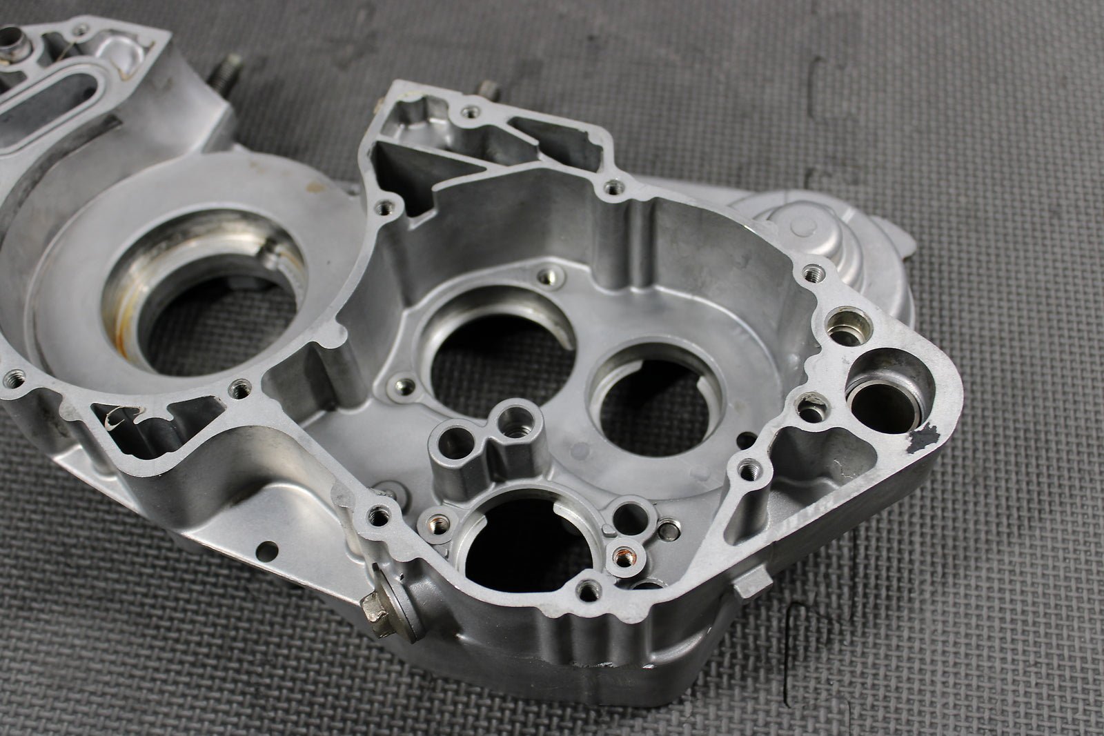 2000 YAMAHA YZ250 OEM RIGHT ENGINE MOTOR CRANKCASE CRANK CASE BLOCK - hggarage