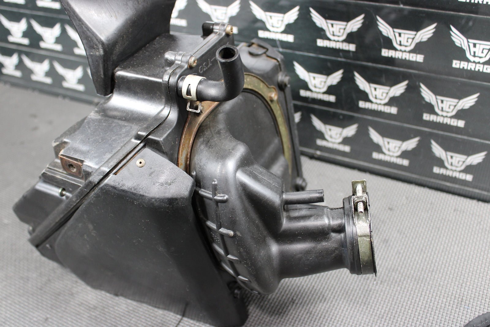 1998 YAMAHA YZ400F OEM AIRBOX AIR CLEANER FILTER INTAKE BOX 5BE - 14453 - 00 - 00 - hggarage