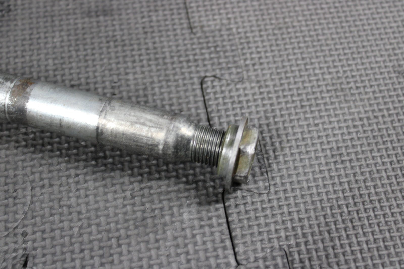 1998 YAMAHA YZ400F OEM FRONT WHEEL RIM AXLE PIVOT BOLT 5BE - 25181 - 00 - 00 - hggarage