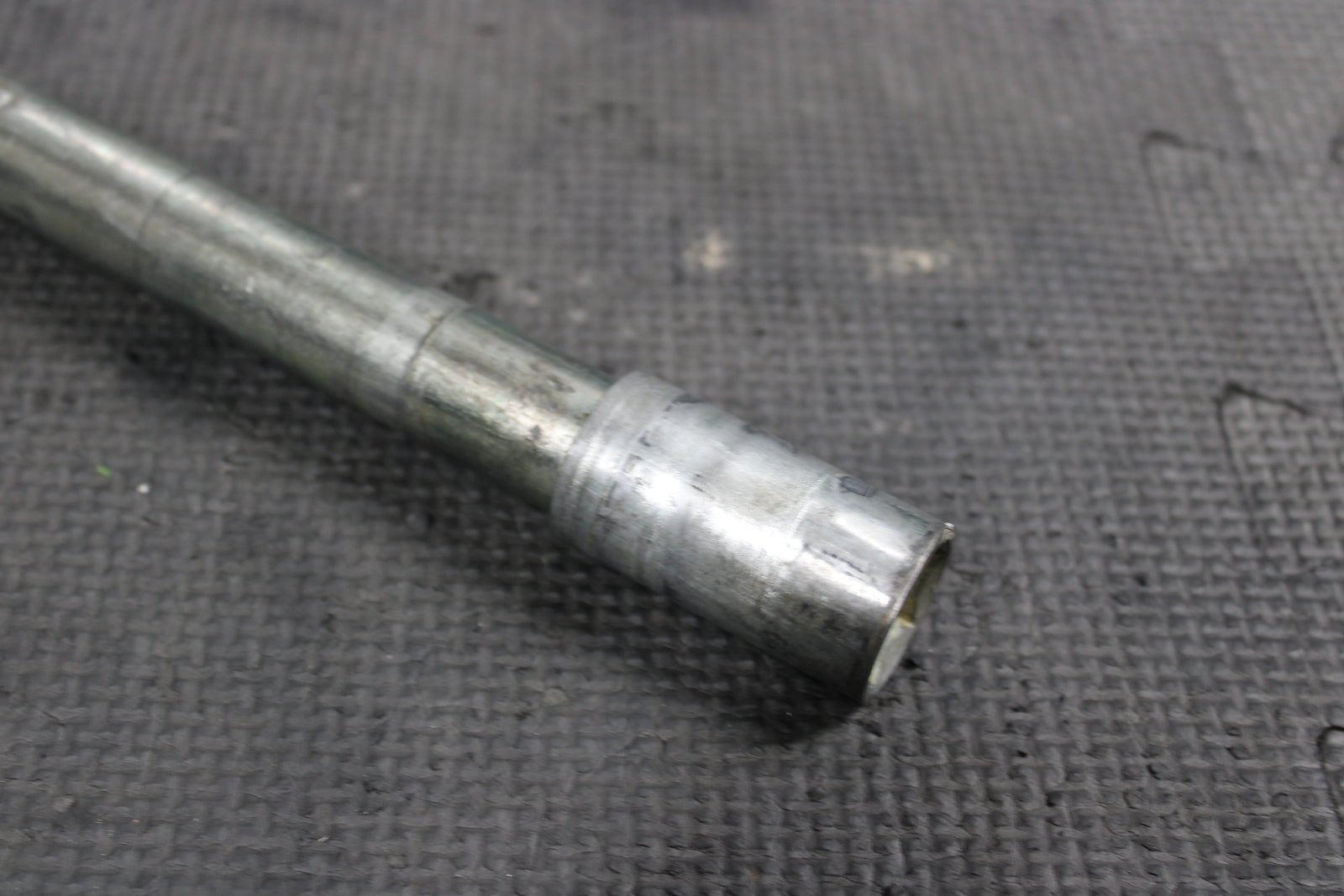 2006 Yamaha YZ450F OEM Front Wheel Rim Axle Pivot Bolt 1C3 - 25181 - 10 - 00 - hggarage