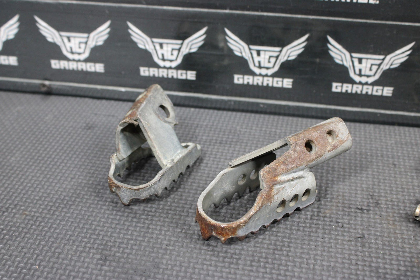 2000 YAMAHA TTR125 TTR125L OEM LEFT RIGHT FOOT PEGS PEDALS FRAME STAND - hggarage