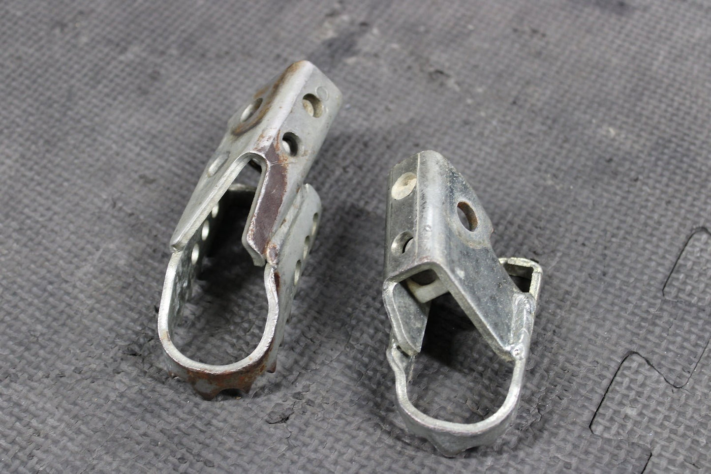 2000 Yamaha TTR125 TTR125E TTR125L TTR125LE OEM Foot Pegs Pedals Frame Stand - hggarage