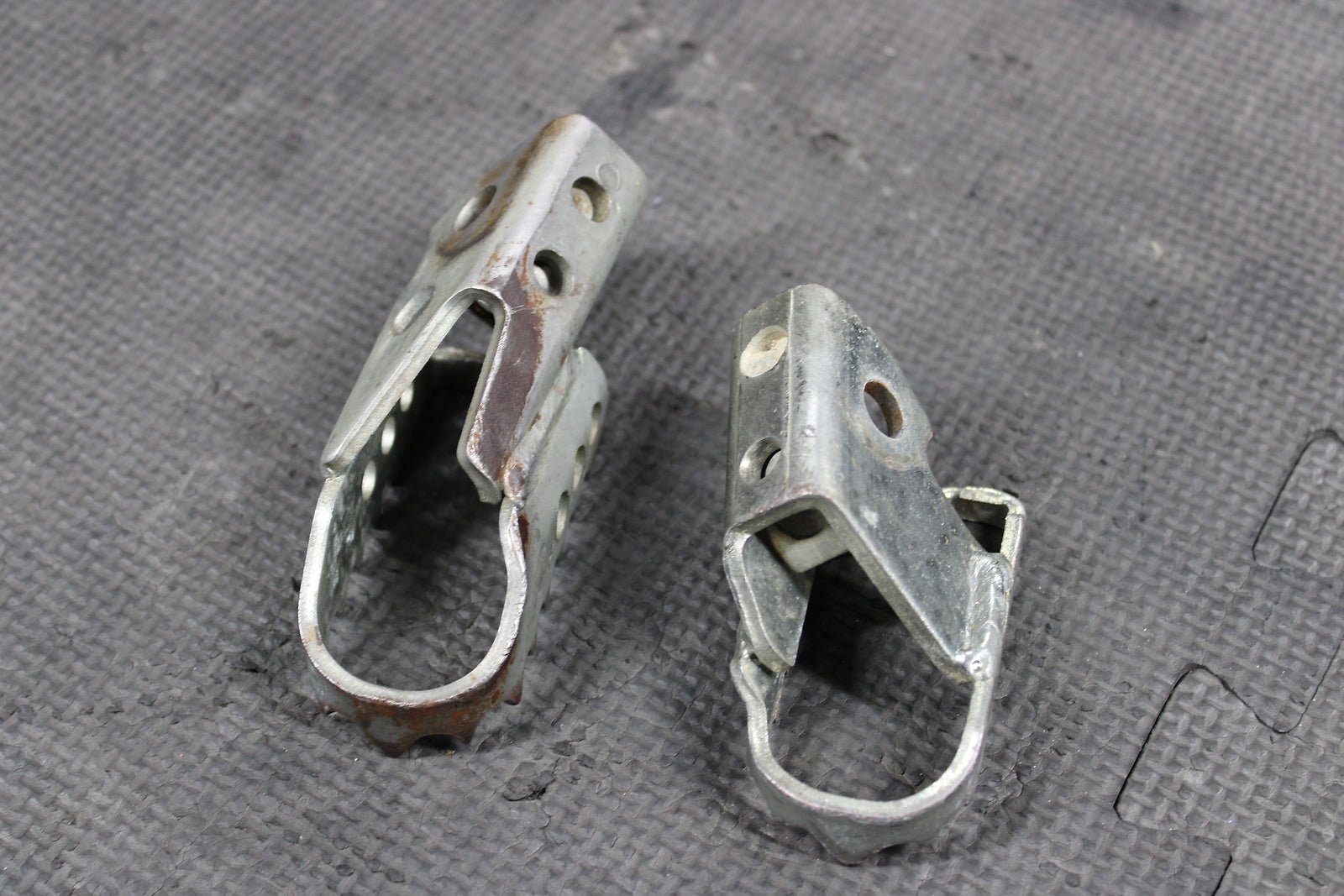 2000 Yamaha TTR125 TTR125E TTR125L TTR125LE OEM Foot Pegs Pedals Frame Stand - hggarage
