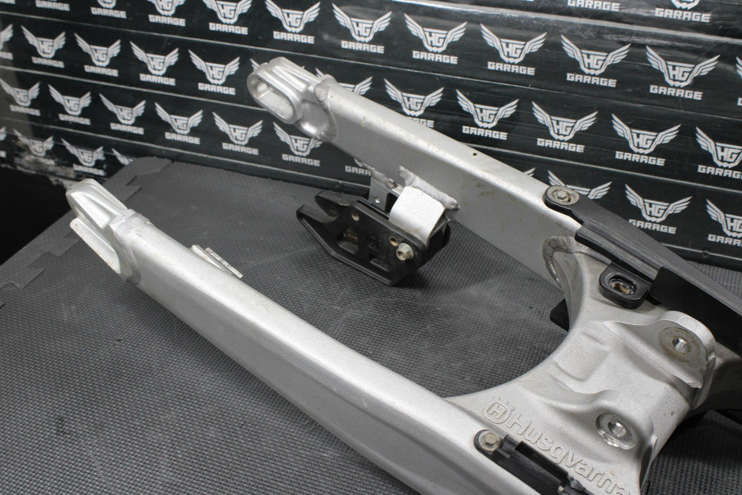 2013 HUSQVARNA TE511 OEM REAR SWINGARM SWING ARM SUSPENSION 8000H3158 READ DESC! - hggarage
