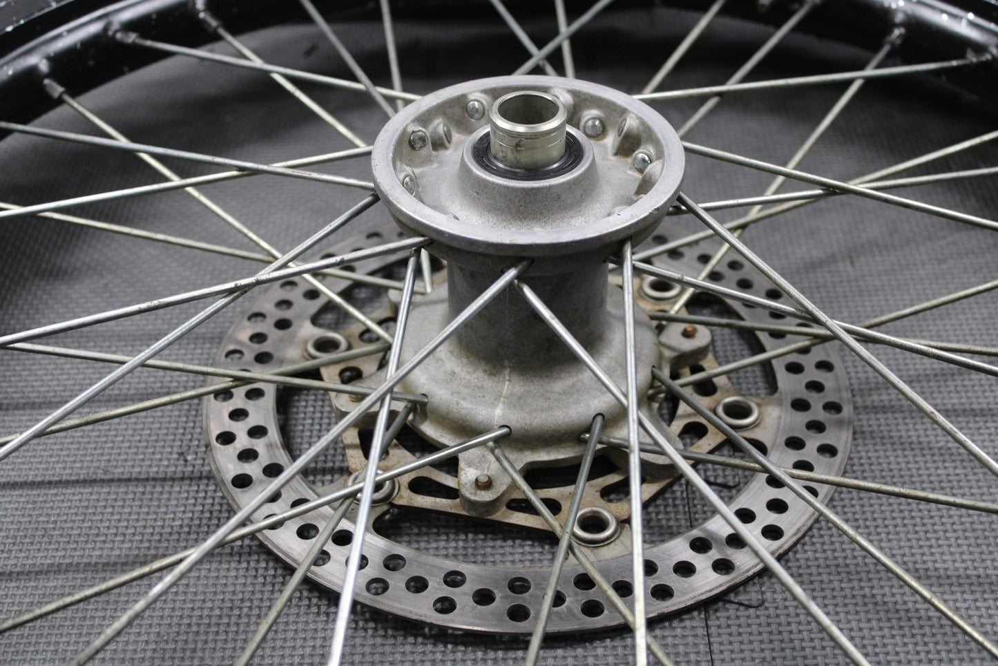 2005 YAMAHA 02 - 05 YZ125 YZ250 OEM EXCEL FRONT WHEEL RIM HUB TIRE 5NY - 25111 - 00 - 00 - hggarage
