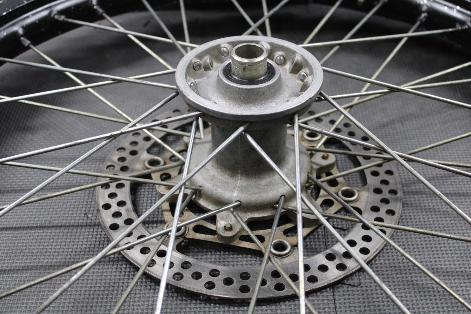 2005 YAMAHA 02 - 05 YZ125 YZ250 OEM EXCEL FRONT WHEEL RIM HUB TIRE 5NY - 25111 - 00 - 00 - hggarage