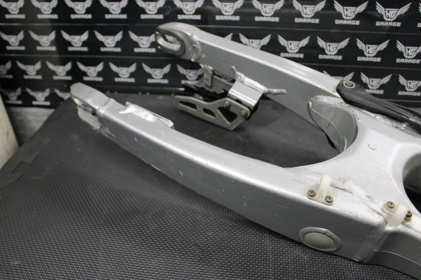 2002 YAMAHA YZ250F OEM SWINGARM SWING ARM SUSPENSION 5NY - 22110 - 00 - 00 - hggarage