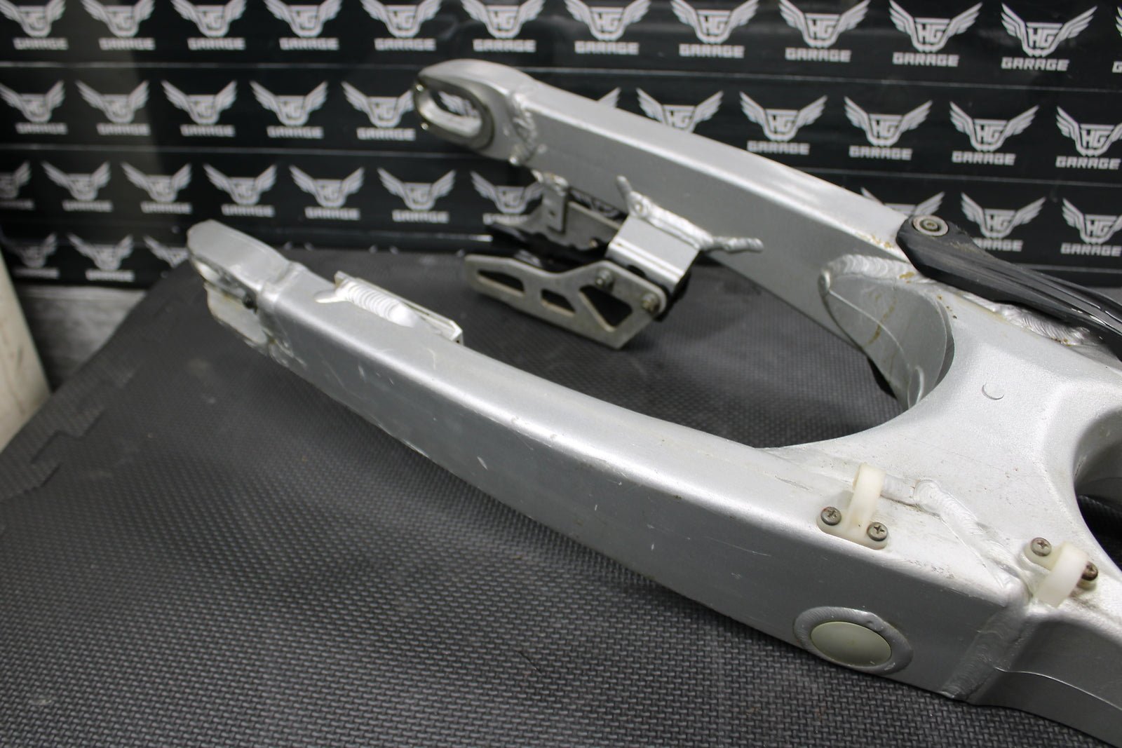 2002 YAMAHA YZ250F OEM SWINGARM SWING ARM SUSPENSION 5NY - 22110 - 00 - 00 - hggarage