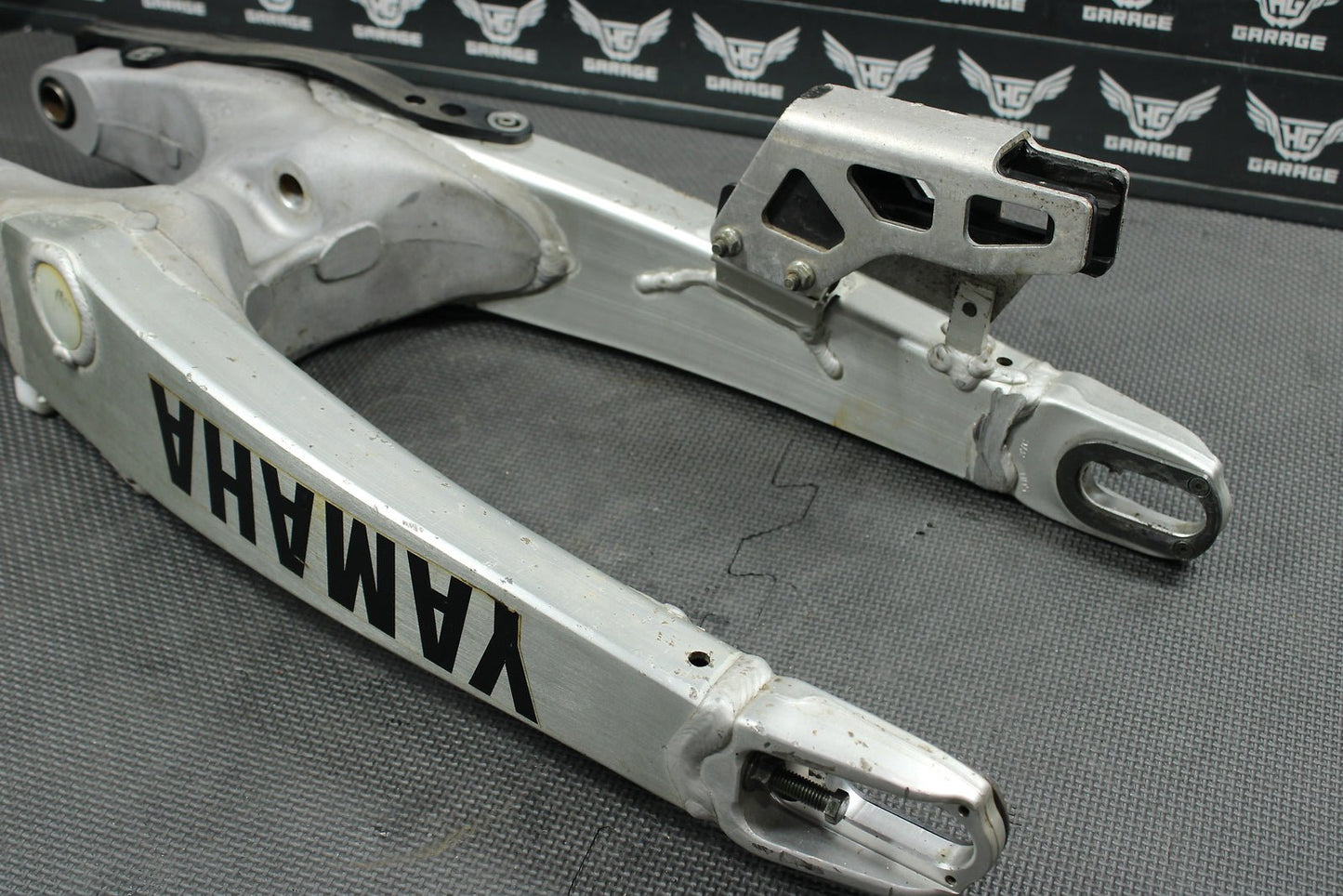 2004 Yamaha YZ450F OEM Swingarm Swing Arm Suspension 5UN - 22110 - 00 - 00 Mint! - hggarage