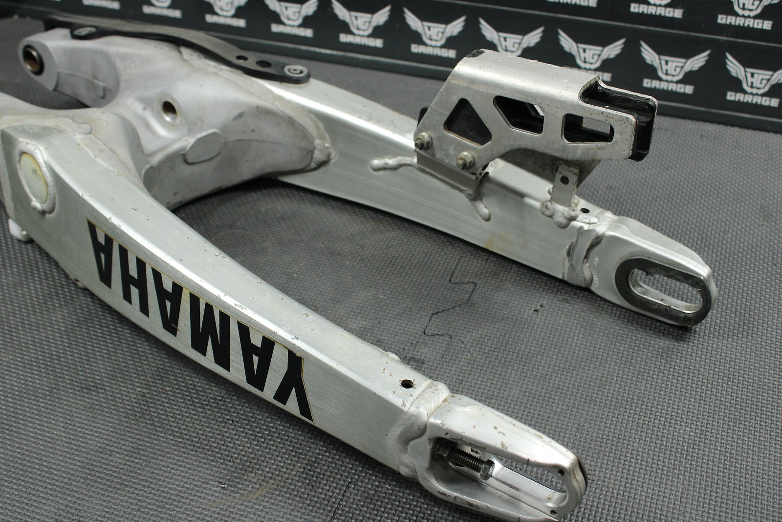 2004 Yamaha YZ450F OEM Swingarm Swing Arm Suspension 5UN - 22110 - 00 - 00 Mint! - hggarage