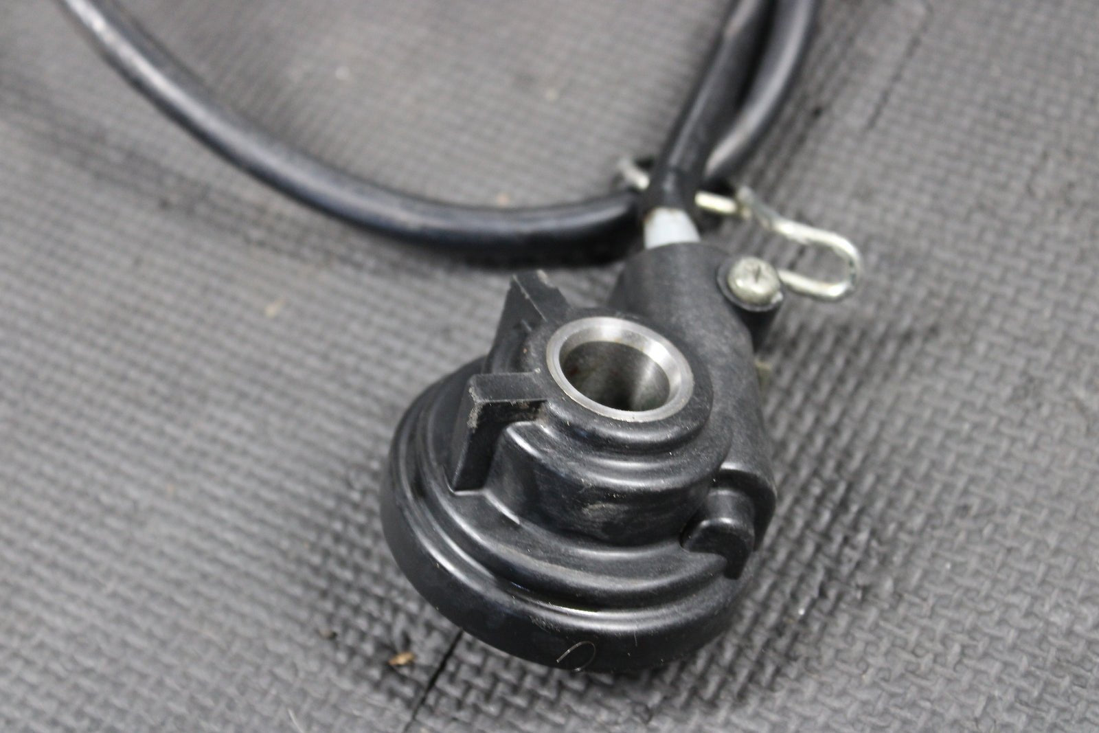 2004 SUZUKI DRZ250 OEM TRIP METER DRIVE GEAR HUB WITH CABLE ASSEMBLY 34721 - 05D20 - hggarage