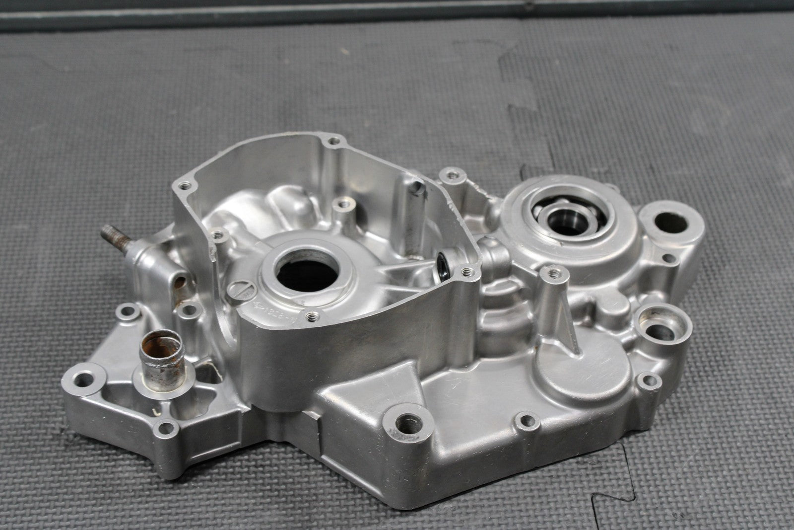 2000 SUZUKI RM125 99 - 00 OEM LEFT ENGINE MOTOR CRANKCASE CRANK CASES BLOCK - hggarage