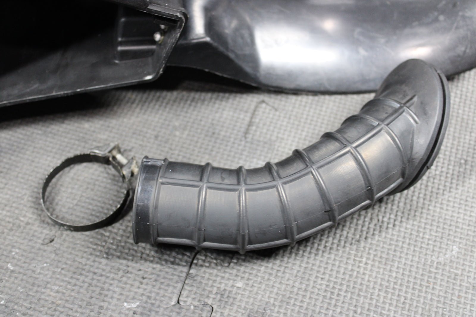 2000 Yamaha TTR125L 00 - 03 OEM Airbox Intake Air Cleaner Case 5HP - 14411 - 01 - 00 - hggarage