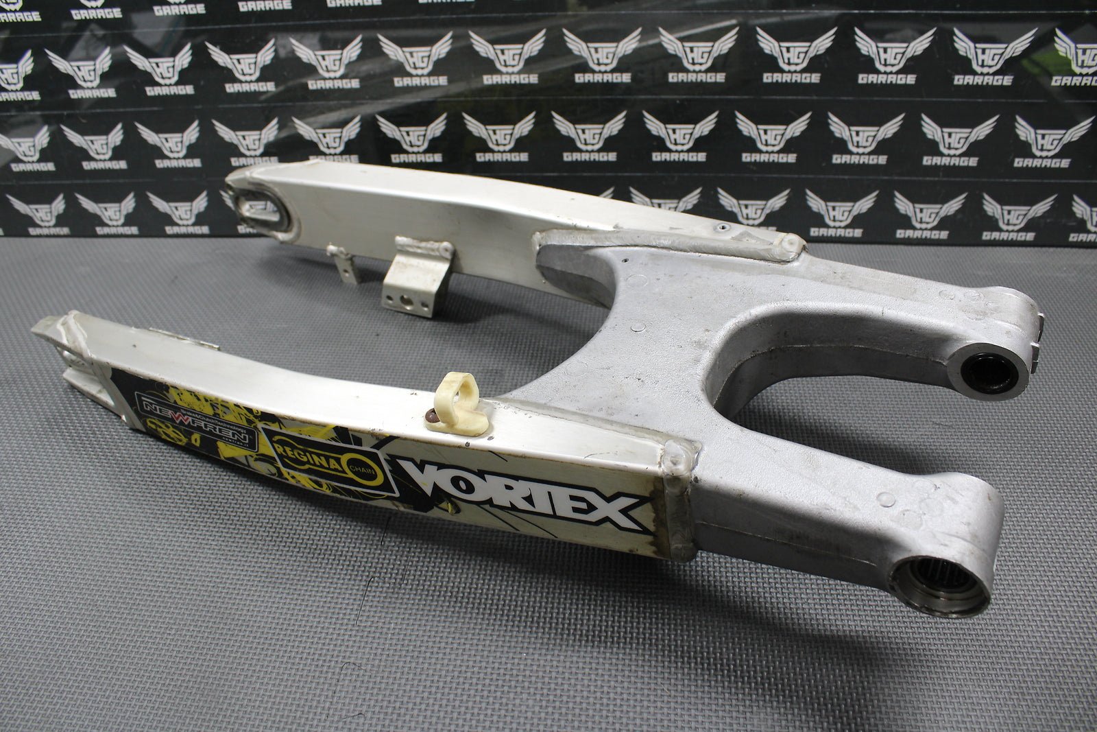 1999 SUZUKI RM125 RM250 OEM SWINGARM SWING ARM REAR SUSPENSION 61000 - 37E10 - hggarage