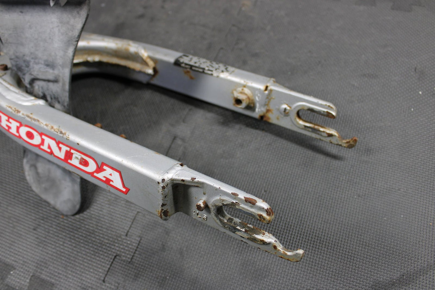 1998 HONDA XR200R 1991 / 93 - 99 OEM SWINGARM SWING ARM SUSPENSION 52100 - KT0 - 870 - hggarage