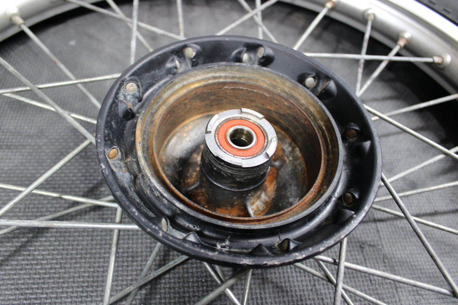 1998 HONDA XR200R FRONT WHEEL RIM HUB ASSEMBLY 44650 - KT0 - 306 - hggarage