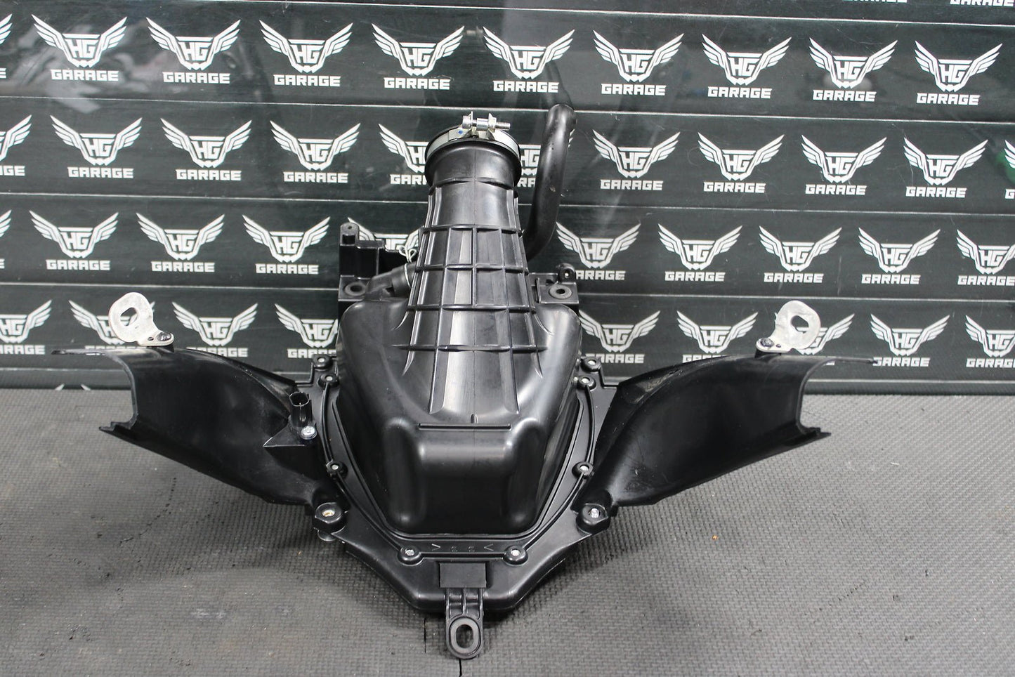 2022 YAMAHA YZ450FX OEM AIRBOX INTAKE AIR CLEANER CASE ASSEMBLY BR9 - 14411 - 01 - 00 - hggarage